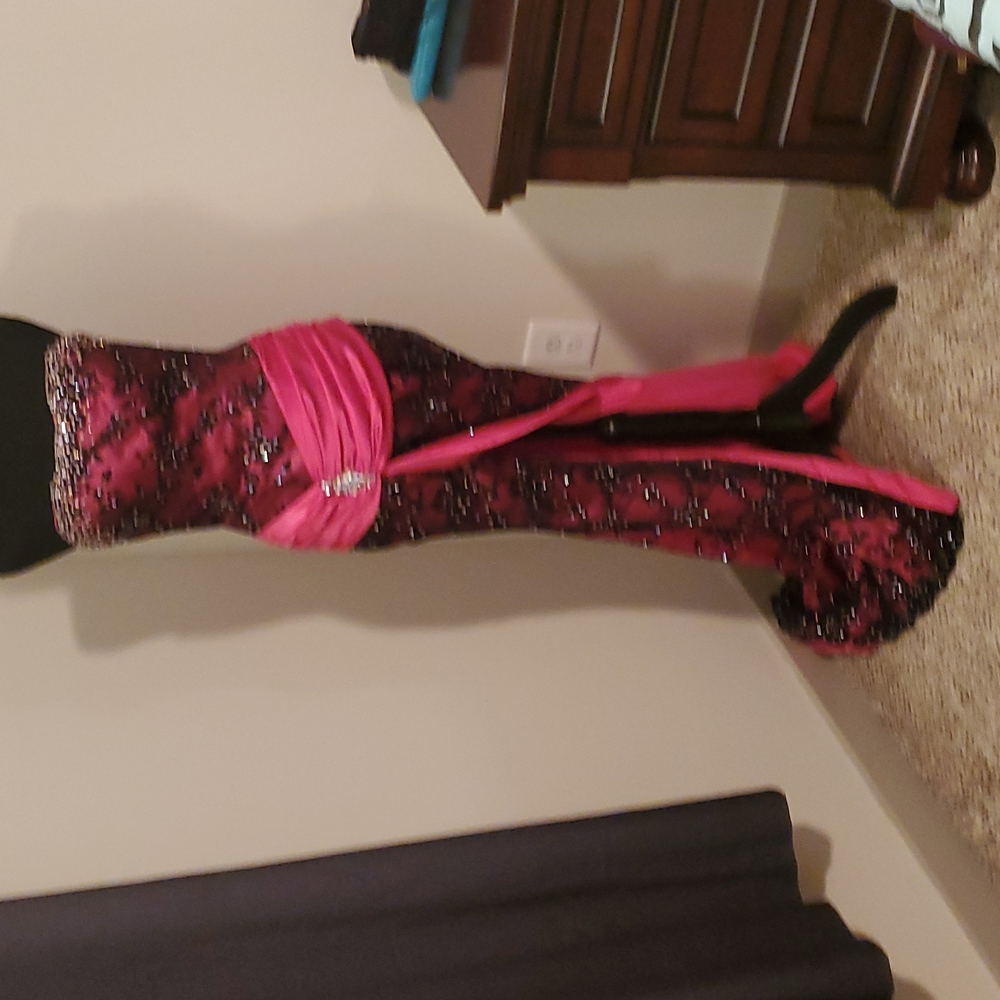 Tiffany Gown. Vintage Style. Sz. 6. Fuchsia & Black with train. Beautiful Gown! - Picture 3 of 5